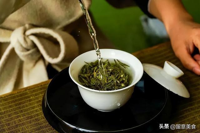 开云 开云体育常用冰箱存茶？难怪茶香消失保存茶叶方法要知道别浪费了好茶(图7)