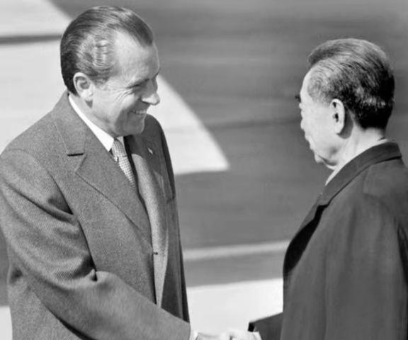 1972年开云体育 开云官网尼克松不满意毛主席送的4两茶叶周总理一句话令其动容(图4)