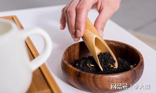 茶里有比砒霜还毒的致癌物？喝茶少放茶叶或