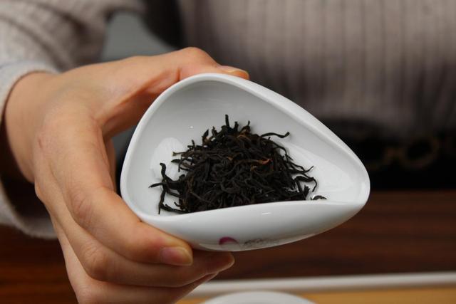 开云 开云体育平台俗话说：“生吃萝卜淡饮茶”为什么不能喝浓茶？主要有2点原因(图8)