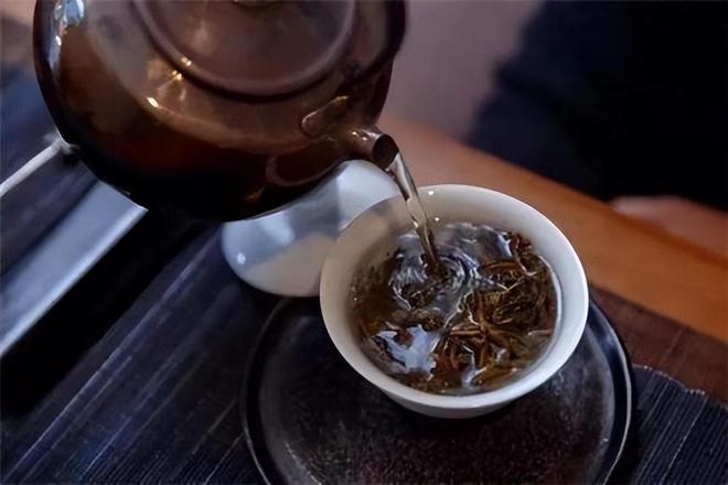 喝茶时很多人都嫌弃茶叶第一泡很脏换做是你会倒掉吗？开云体育 开云官网(图2)