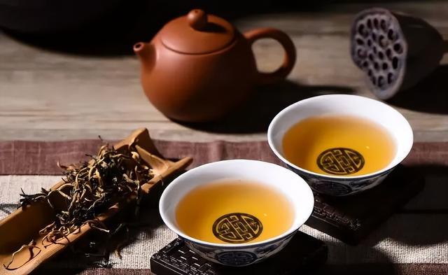 同样是茶叶冬天喝红茶、绿茶有啥区别？行家