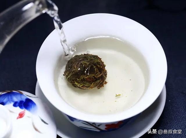 泡茶用“沸水”还是“温水”更好喝？老茶客：要视茶叶特性而开云体育 开云官网定(图4)