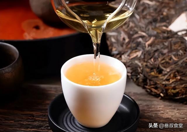 泡茶用“沸水”还是“温水”更好喝？老茶客：要视茶叶特性而开云体育 开云官网定(图5)