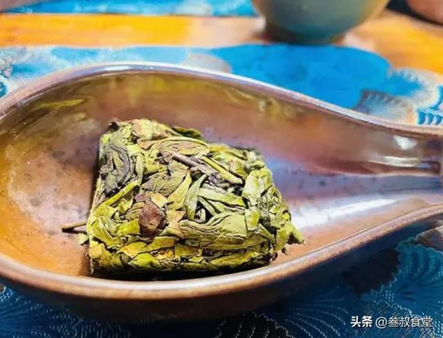 泡茶用“沸水”还是“温水”更好喝？老茶客：要视茶叶特性而开云体育 开云官网定(图10)